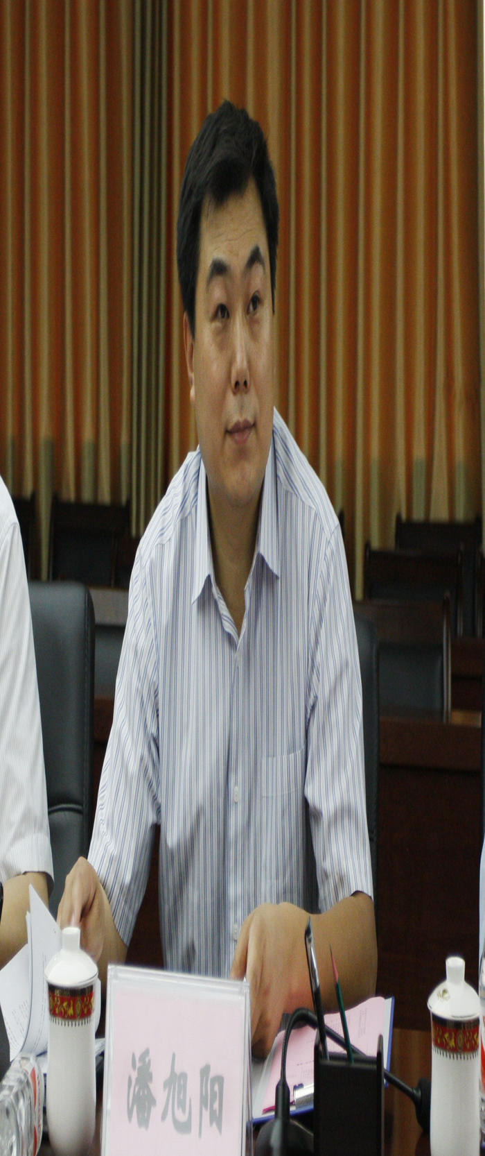 按住CTRL鍵使用鼠標(biāo)滾輪縮放圖片
