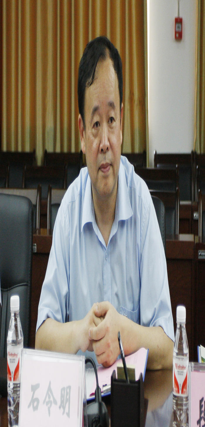 按住CTRL鍵使用鼠標(biāo)滾輪縮放圖片